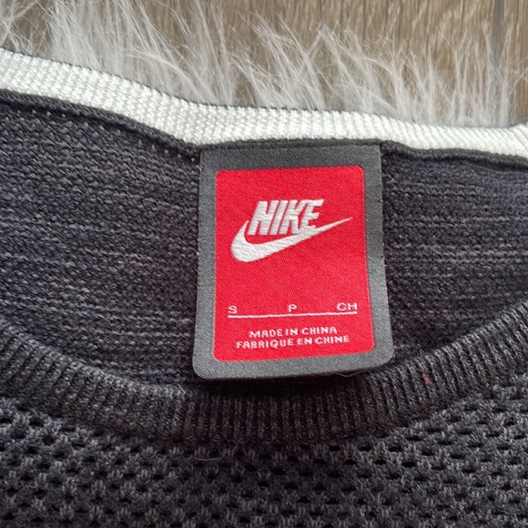 Woman’s small NIKE sweater - Picture 2 of 4